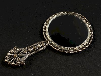 Miroir face à main à double face en métal argenté début XXe