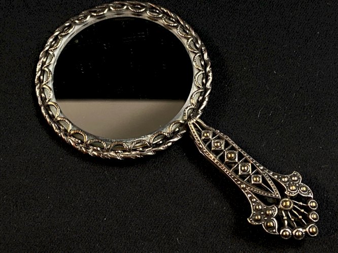 Miroir face à main à double face en métal argenté début XXe