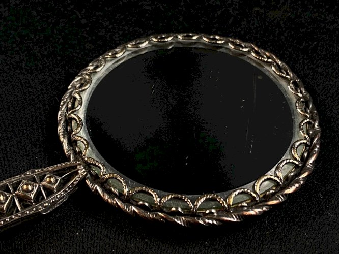 Miroir face à main à double face en métal argenté début XXe