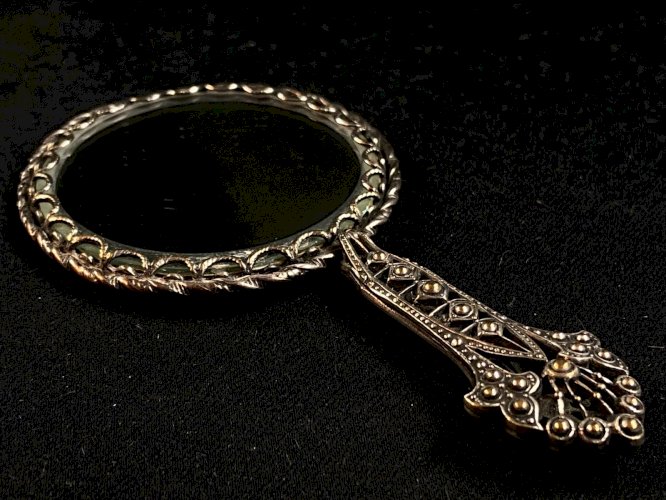 Miroir face à main à double face en métal argenté début XXe