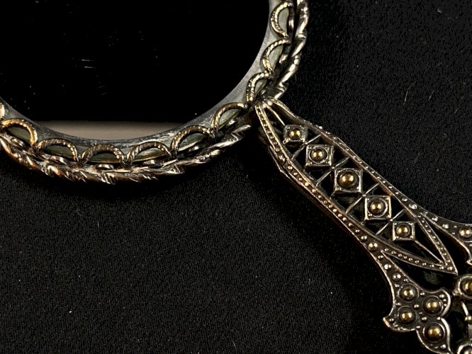 Miroir face à main à double face en métal argenté début XXe