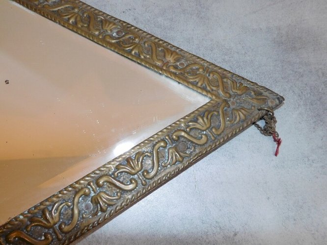 MIROIR LOSANGE EN LAITON REPOUSSE 1930