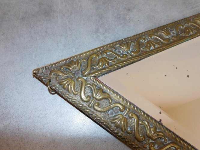 MIROIR LOSANGE EN LAITON REPOUSSE 1930