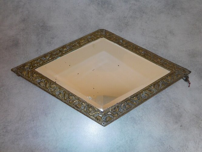 MIROIR LOSANGE EN LAITON REPOUSSE 1930