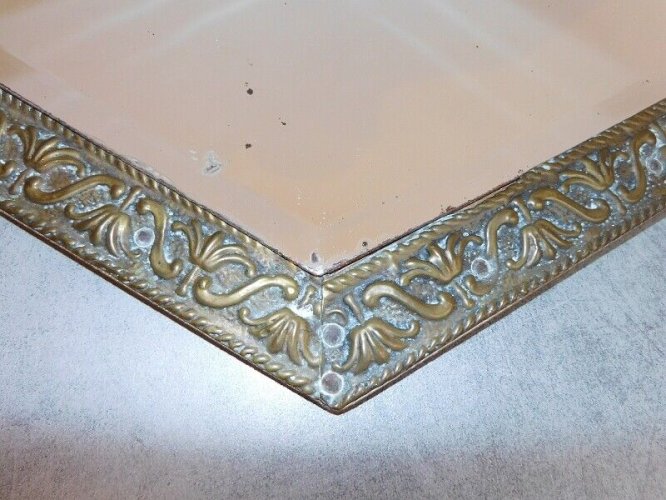 MIROIR LOSANGE EN LAITON REPOUSSE 1930