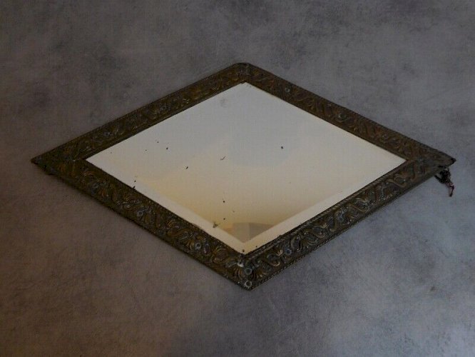 MIROIR LOSANGE EN LAITON REPOUSSE 1930