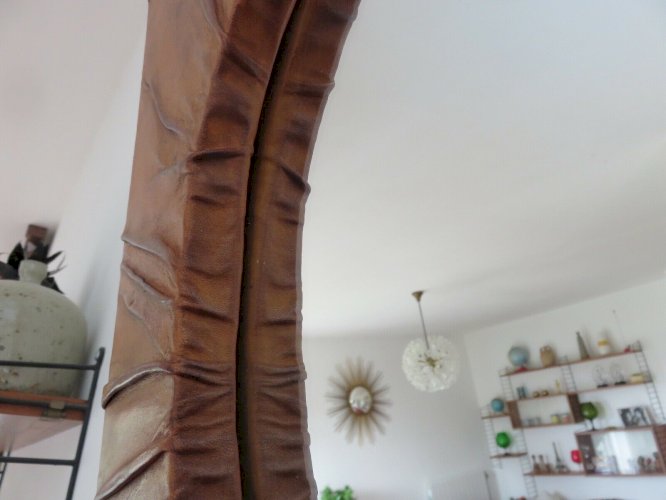 MIROIR MURAL EN CUIR DRAPE COULEUR FAUVE ANNEES 60 70 VINTAGE