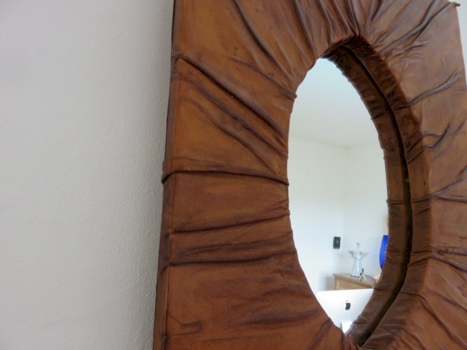 MIROIR MURAL EN CUIR DRAPE COULEUR FAUVE ANNEES 60 70 VINTAGE