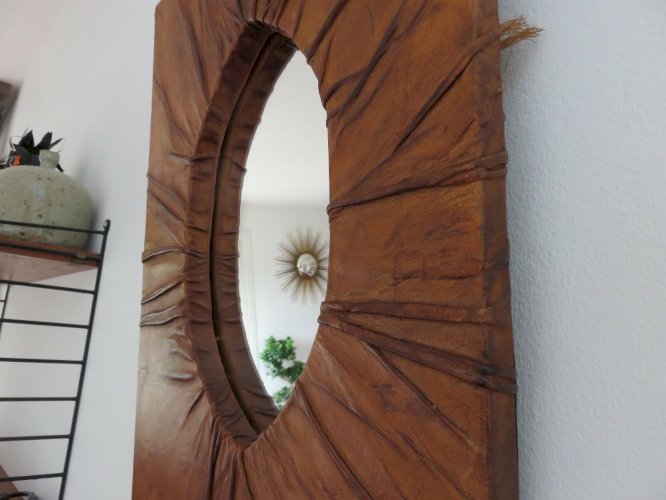 MIROIR MURAL EN CUIR DRAPE COULEUR FAUVE ANNEES 60 70 VINTAGE