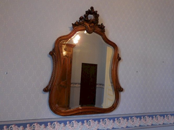 MIROIR ROCAILLE LOUIS XV EN NOYER A ACCROCHER AU MUR DU XIX ème SIECLE