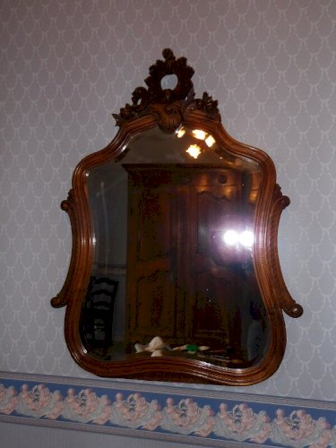MIROIR ROCAILLE LOUIS XV EN NOYER A ACCROCHER AU MUR DU XIX ème SIECLE