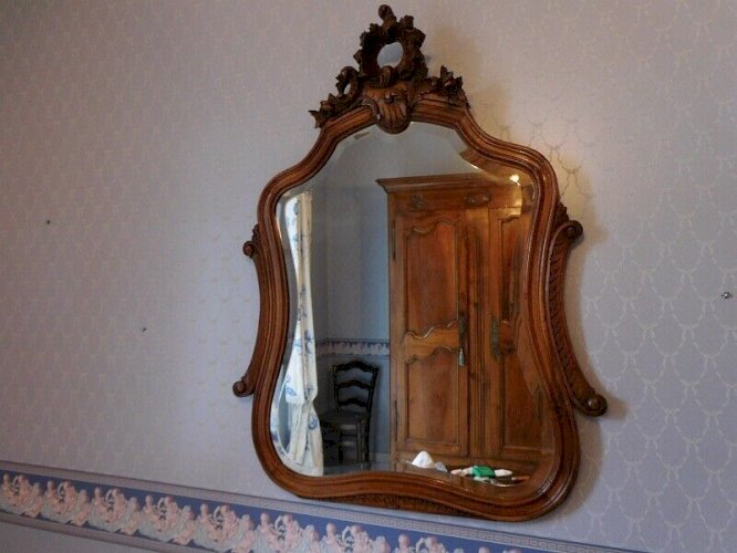 MIROIR ROCAILLE LOUIS XV EN NOYER A ACCROCHER AU MUR DU XIX ème SIECLE