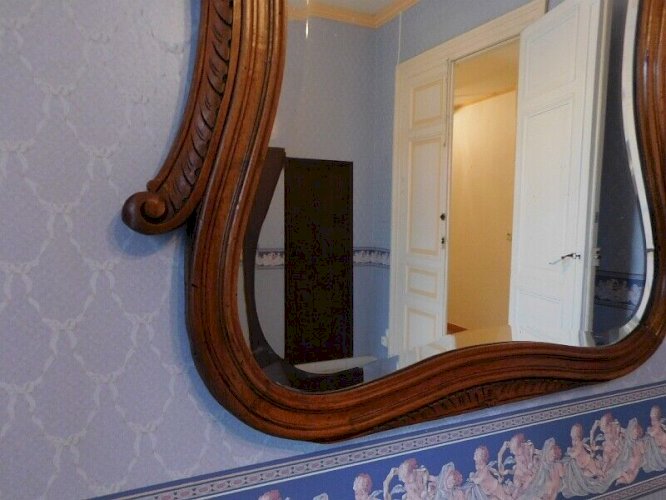MIROIR ROCAILLE LOUIS XV EN NOYER A ACCROCHER AU MUR DU XIX ème SIECLE