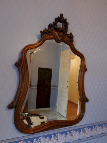 MIROIR ROCAILLE LOUIS XV EN NOYER A ACCROCHER AU MUR DU XIX ème SIECLE