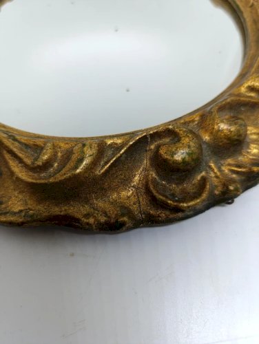 miroir rond cadre moulé doré à décor de volutes et feuillages en bon etat