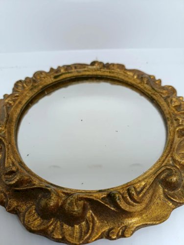 miroir rond cadre moulé doré à décor de volutes et feuillages en bon etat