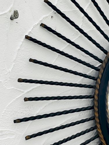 Miroir soleil vintage en métal noir et doré années 60