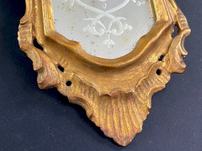 Miroir vénitien églomisé à l'élégante cadre bois doré sculpté XIXe