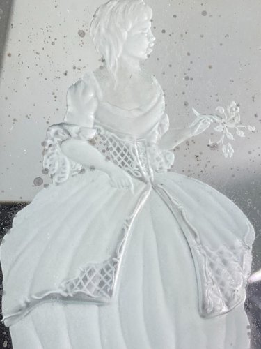 Miroir vénitien églomisé à l'élégante cadre bois doré sculpté XIXe