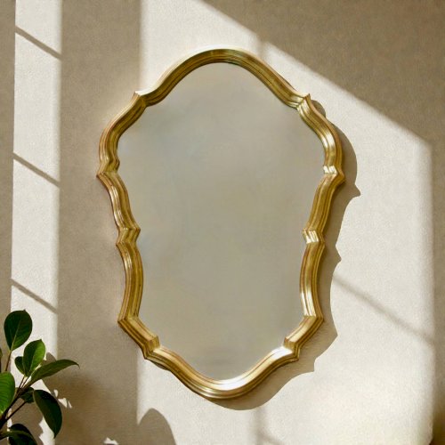Miroir vintage belge en bois doré forme chantournée
