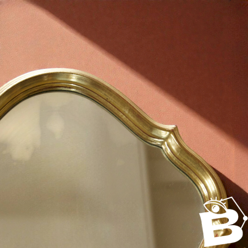 Miroir vintage belge en bois doré forme chantournée