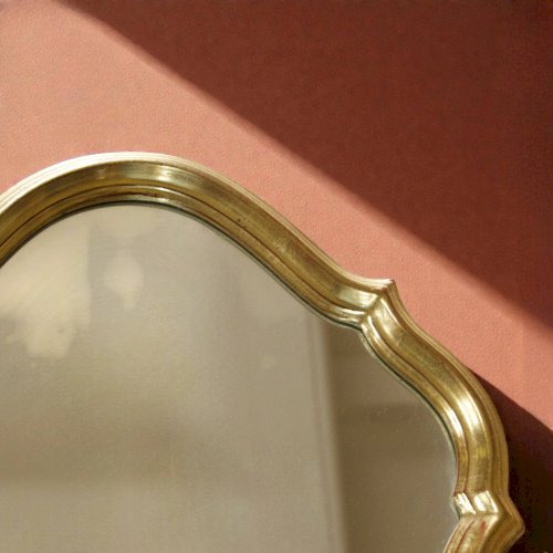 Miroir vintage belge en bois doré forme chantournée