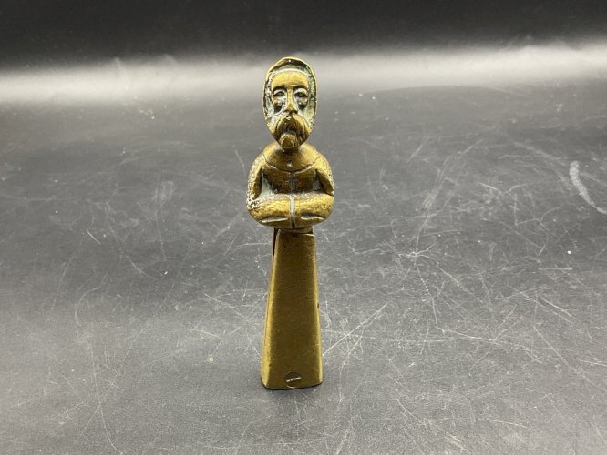 Moine Lubrique XIX eme en bronze .