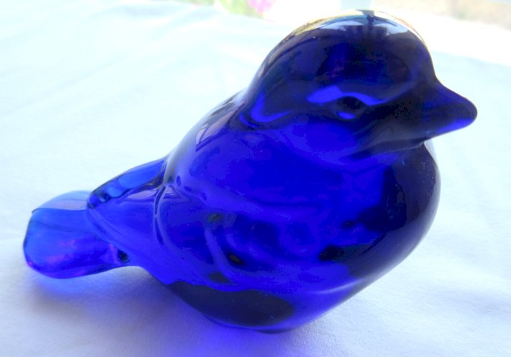 Moineau en verre bleu-nuit massif, Oiseau, objet de vitrine