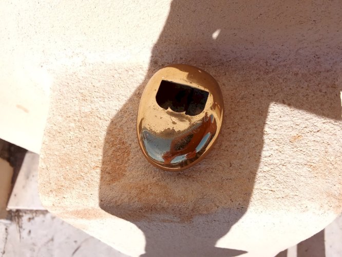 Monique Gerber – Galet décapsuleur en bronze 