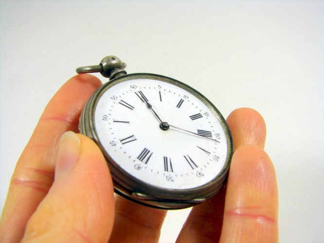 Montre à Gousset Argent Sculpté XIX° 8 Trous en Rubis Poinçons D - 4,6 cm