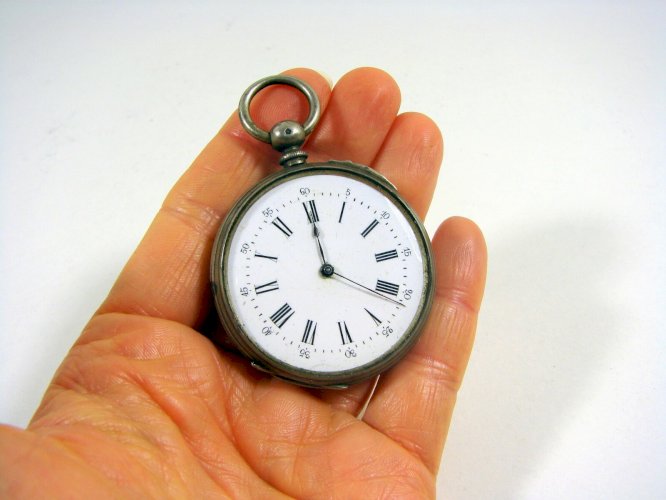 Montre à Gousset Argent Sculpté XIX° 8 Trous en Rubis Poinçons D - 4,6 cm