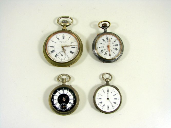 Montre à Gousset Argent Sculpté XIX° 8 Trous en Rubis Poinçons D - 4,6 cm