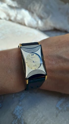 Montre femme Omax en cristal - à quartz
