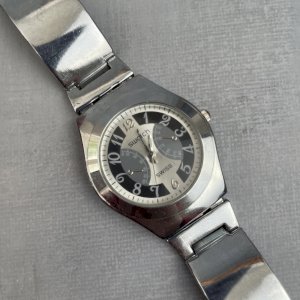 Women's SWATCH watch with semi-rigid stainless steel bracelet, works with a new battery.