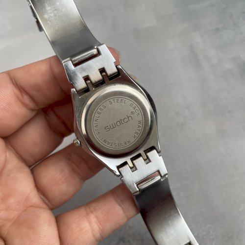 Montre femme SWATCH bracelet inox semi-rigide fonctionne pile neuve