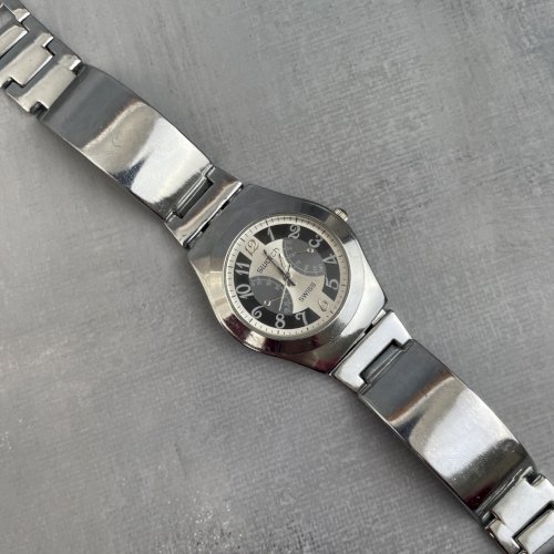 Montre femme SWATCH bracelet inox semi-rigide fonctionne pile neuve