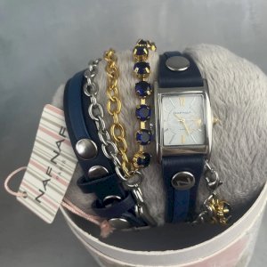 Women's watch NAF NAF double chain bracelet rhinestones works with new battery.