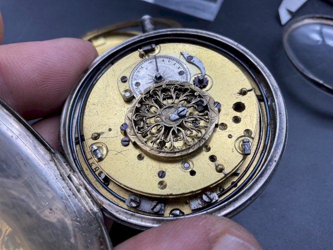 montre gousset mouvement à coq carillons argent massif XVIII/XIX ème .