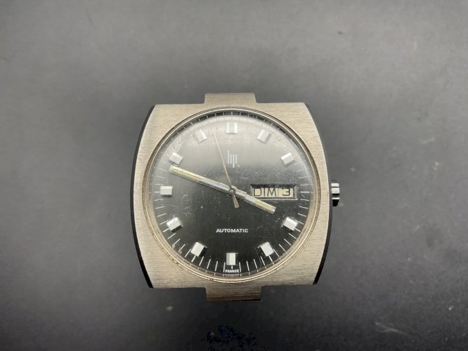 Montre LIP automatic  avec date calibre 7526 .