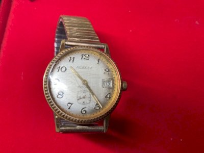 Montre plaque or Aurore Cal 233 66 année 50-60 .