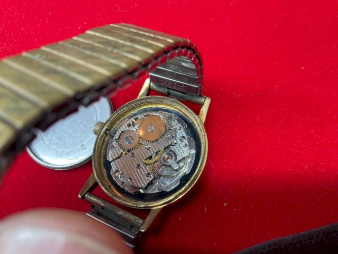 Montre plaque or Aurore Cal 233 66 année 50-60 .