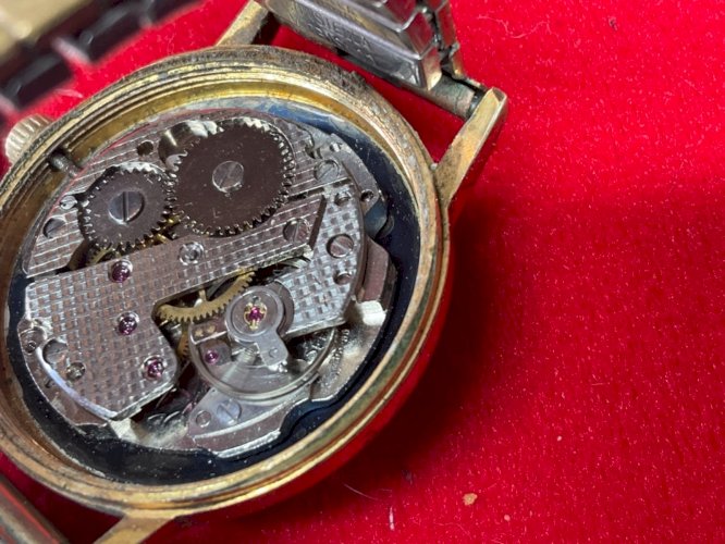 Montre plaque or Aurore Cal 233 66 année 50-60 .