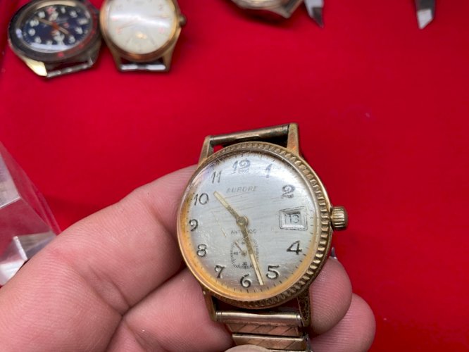 Montre plaque or Aurore Cal 233 66 année 50-60 .