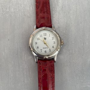 Women's watch LIP CLASSICS 05-14 red strap works with a new battery.