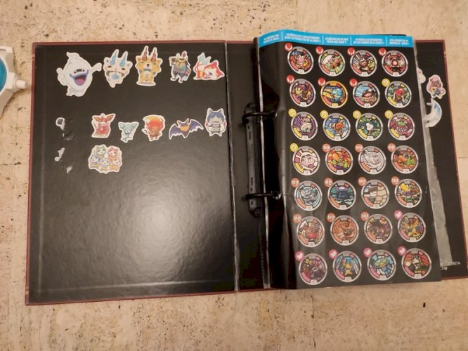 montre yo kai watch avec 34 médailles en bon état