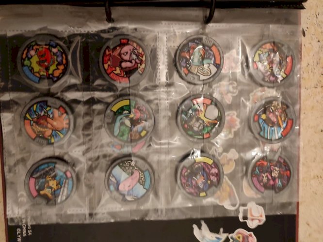 montre yo kai watch avec 34 médailles en bon état