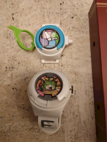 montre yo kai watch avec 34 médailles en bon état