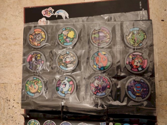 montre yo kai watch avec 34 médailles en bon état