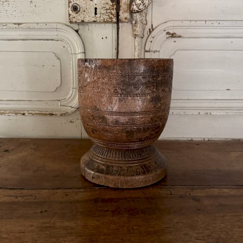 Mortier en bois sculpté gravé africaniste XXe M3641
