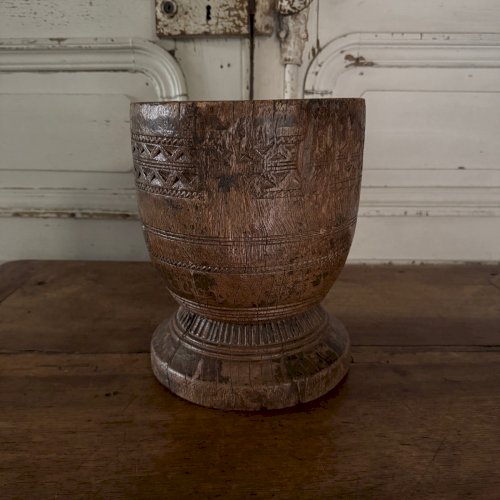 Mortier en bois sculpté gravé africaniste XXe M3641